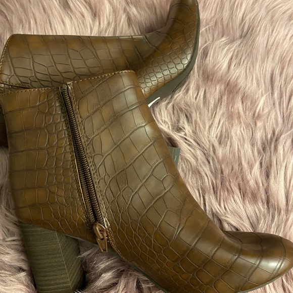 Boots - Picture 3 of 5